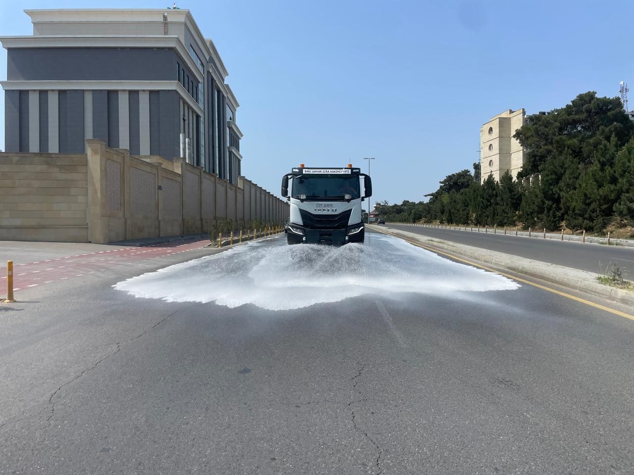 Bu gün Bakının 550 küçəsi yuyulub - FOTOLAR